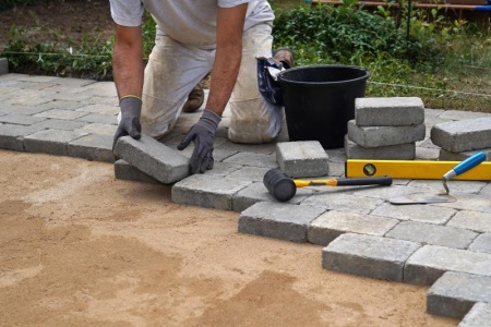 Les pavés en pierre naturelle, atouts et conseils d'installation