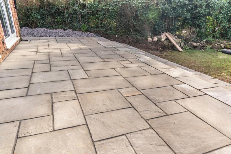 Dallage en pierre &agrave; Quessoy, comment sublimer votre terrasse ext&eacute;rieure ?